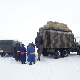 Хилийн цэргүүд малчдад туслаж байна