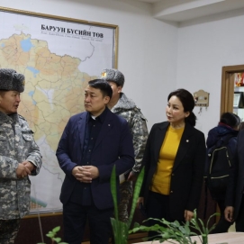 Шуурхай бүлгийн гишүүд дөрвөн суманд Ланд-78 машин өгөхөөр боллоо