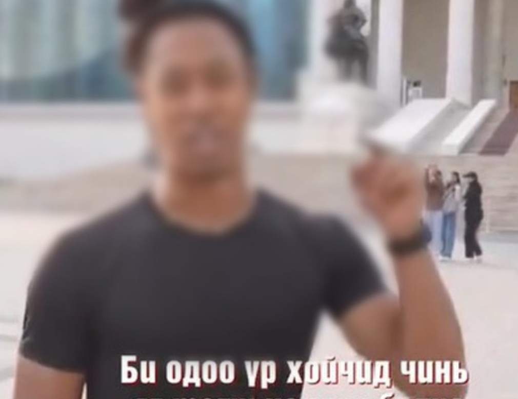 Чингис хааны хөшөө рүү зааж танхайран, бичлэг хийсэн гадаадын иргэнийг шалгаж байна