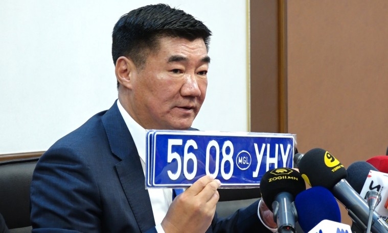 Төрийн албаны машиныг хөх дэвсгэртэй болгох ажил “худал” болсон уу С.Бямбацогт сайдаа...?