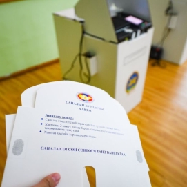 Тойрогт дэвшихээр очсон том том олигархиудаас одоо л салах цаг шүү иргэд ээ...