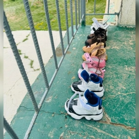 Ээжтэйгээ хамт хорих ангид байгаа хүүхдүүдийг баярлуулжээ