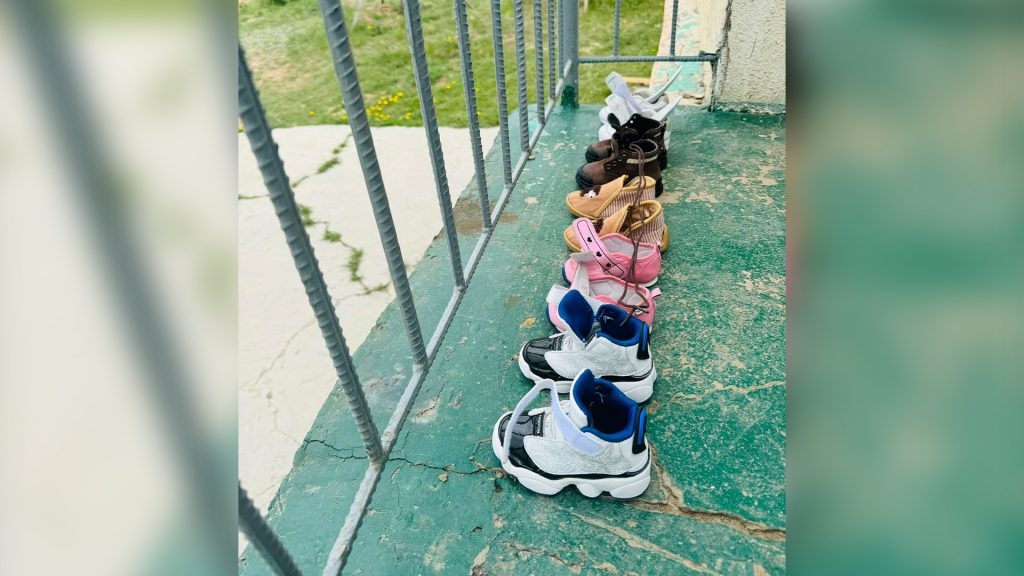 Ээжтэйгээ хамт хорих ангид байгаа хүүхдүүдийг баярлуулжээ