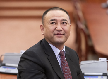 Б.Чойжилсүрэн эвэр хошуулан ярьсаар, эрчим хүчний салбар шалан дээр хөлбөрсөөр