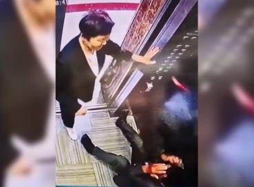 Цахилгаан шатанд нөхрөө зодсон эмэгтэйг шалгаж эхэлжээ