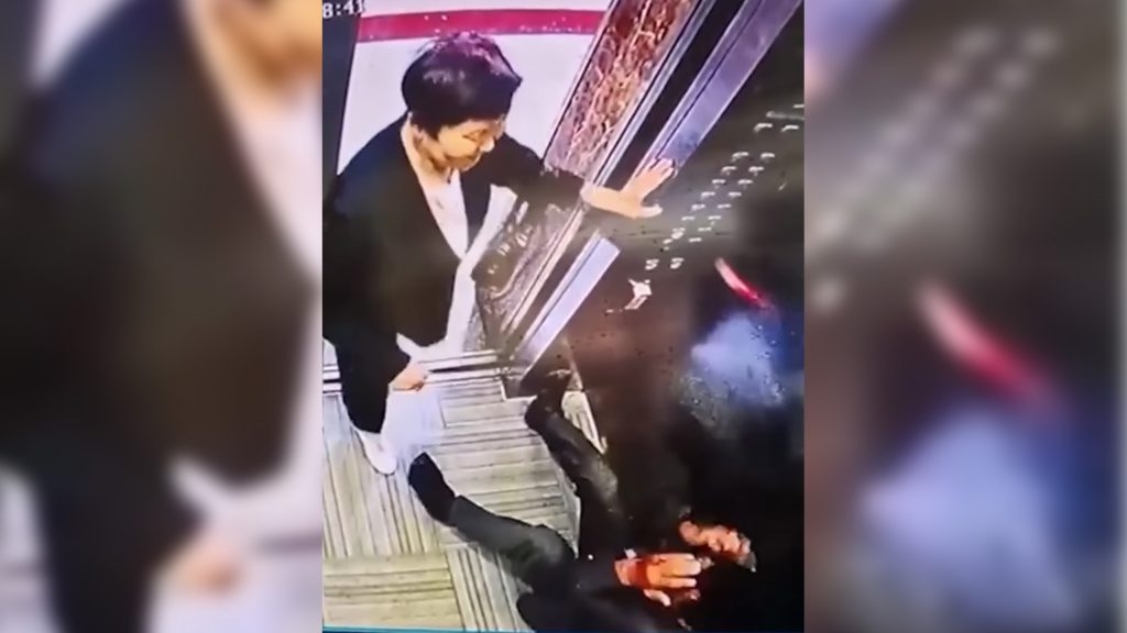 Цахилгаан шатанд нөхрөө зодсон эмэгтэйг шалгаж эхэлжээ